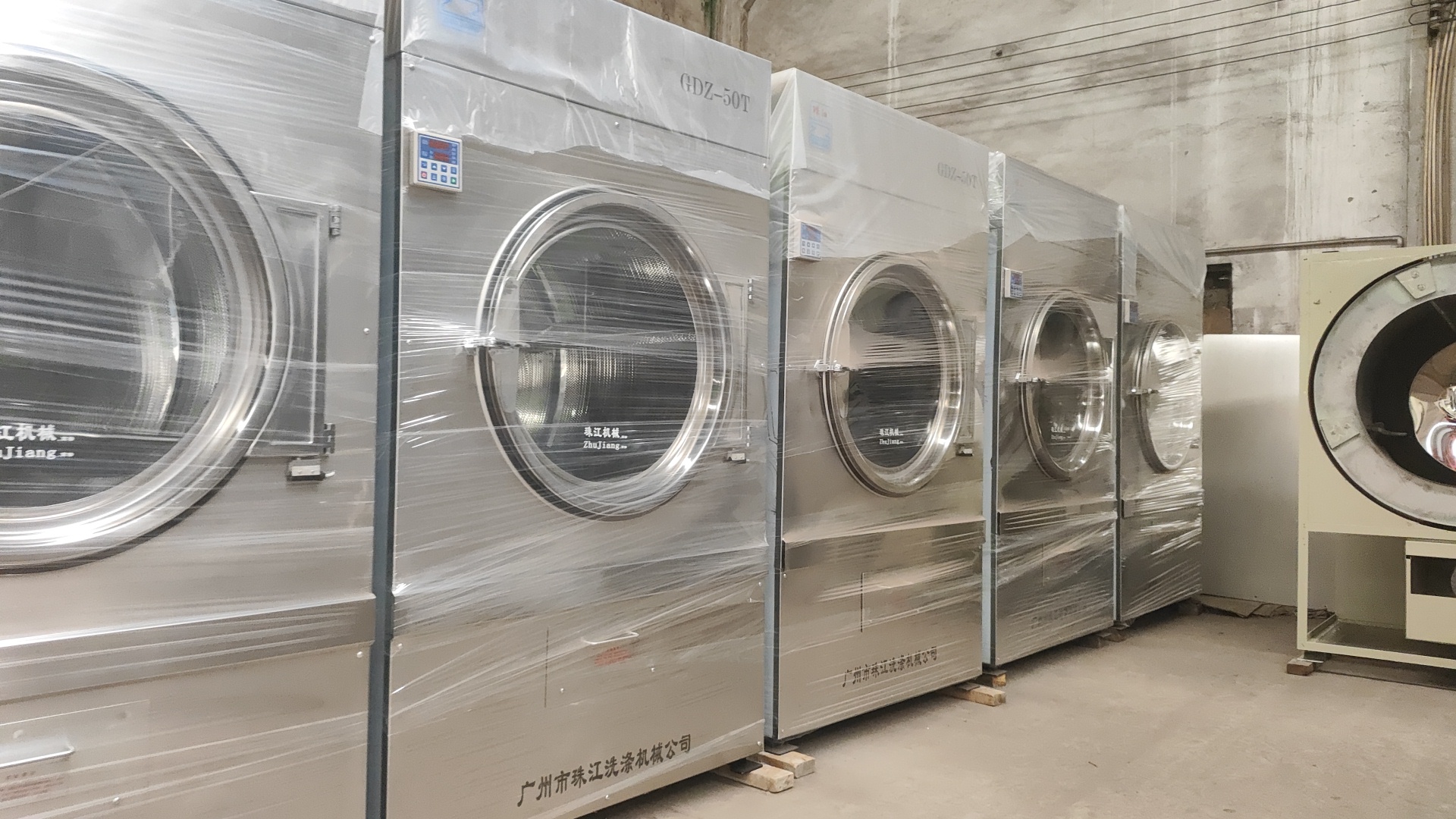 
私立學(xué)校和百?gòu)?qiáng)企業(yè)選擇工業(yè)級(jí)洗衣機(jī)的共同標(biāo)準(zhǔn)：珠江洗滌如何獲得信賴？
